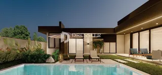 Vista externa de uma casa com piscina e área de lazer em Lajeado.
