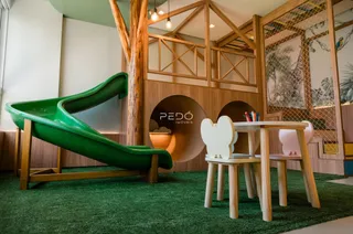 Ambiente interno com decoração rústica e elementos de madeira.