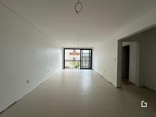Foto de um corredor interno de uma residência com piso de cerâmica clara.