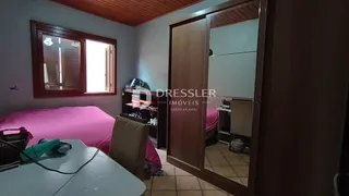 Quarto com cama e janela em um imóvel no Brasil.