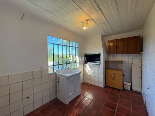 Banheiro com janela e piso de cerâmica.