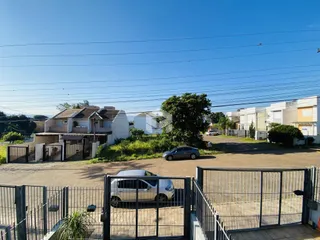 Vista externa de uma propriedade com cerca e portão em Lajeado, Brasil.