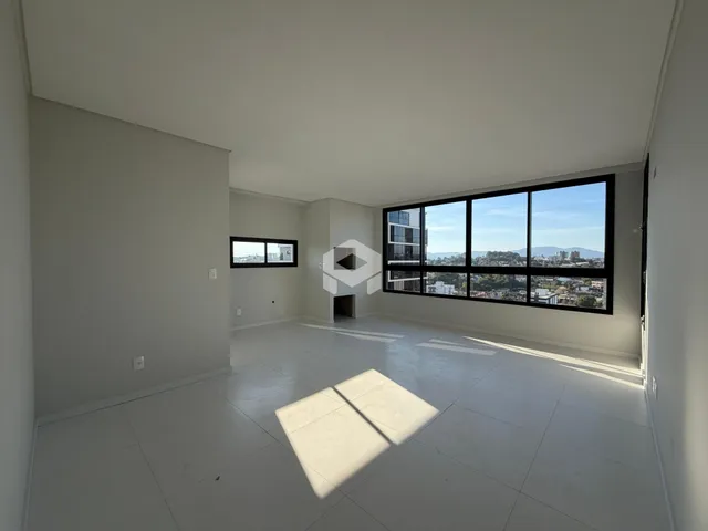 Sala ampla com vista para a paisagem da cidade.