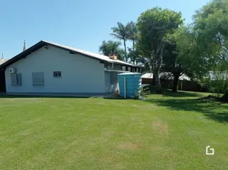 Fachada de uma casa com jardim verde em Lajeado, Brasil.