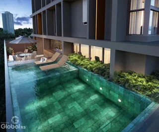 Piscina externa com deck e jardim em Lajeado.