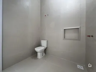 Foto de um banheiro com revestimento cerâmico nas paredes.