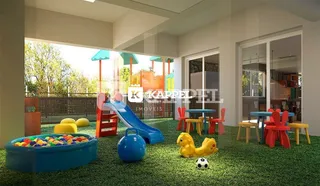 Área externa com gramado artificial e móveis de lazer.
