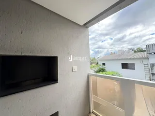 Fachada de um imóvel em Lajeado, Brasil, mostrando uma parede externa e uma sacada.