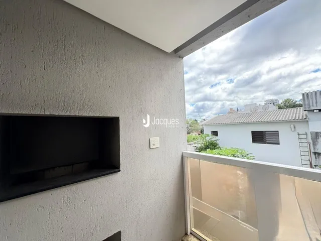 Fachada de um imóvel em Lajeado, Brasil, mostrando uma parede externa e uma sacada.