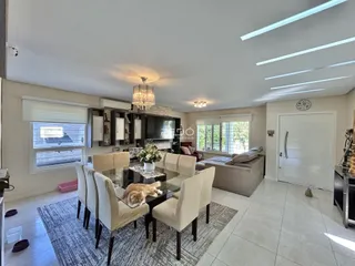 Sala de jantar com mesa e cadeiras em ambiente residencial.