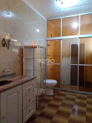 Foto de um banheiro com piso de madeira e revestimento de cerâmica.