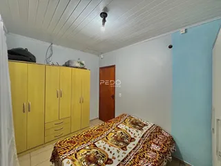 Quarto com armários amarelos e cama na frente