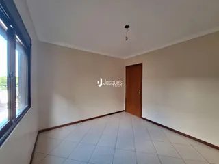 Ambiente interno com piso de cerâmica e paredes brancas.
