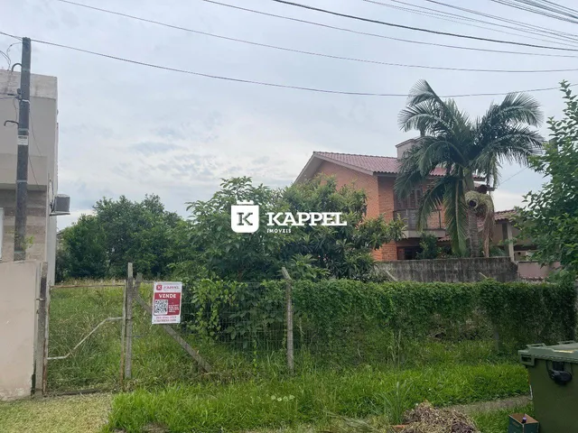Vista externa de uma residência em Lajeado, Brasil, com vegetação ao redor.