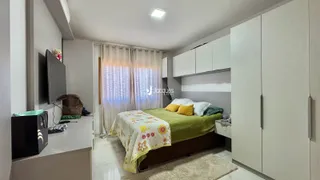 Quarto com cama e armários em um apartamento.