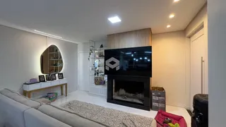 Sala de estar com lareira e decoração moderna.