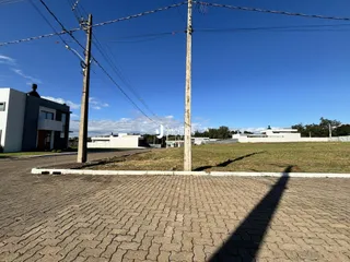 Foto da fachada de uma residência em Lajeado, Brasil, com postes de luz visíveis.