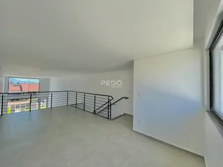 Vista interna de um ambiente com piso de cerâmica e sacada em Lajeado.