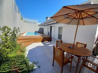 Vista externa de uma área de piscina e deck em Lajeado, Brasil.