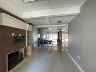 Hall de entrada com parede de destaque e piso reflexivo em imóvel no Brasil.