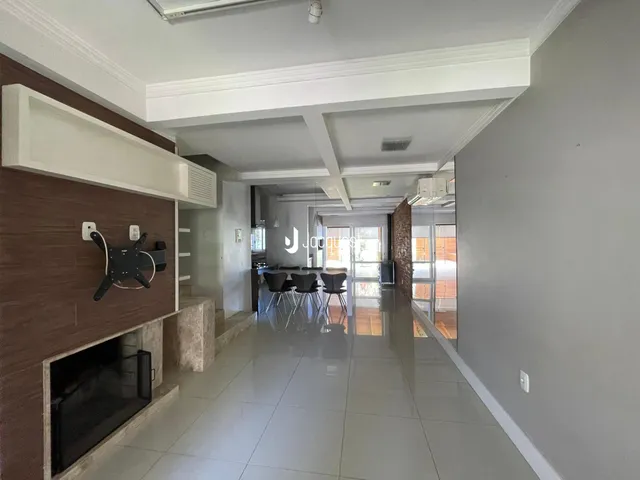 Hall de entrada com parede de destaque e piso reflexivo em imóvel no Brasil.