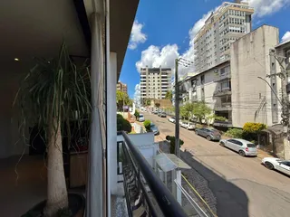 Vista da rua e do prédio em Lajeado, Brasil, vista de uma varanda.