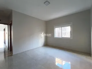 Interior de uma sala de estar com piso de cerâmica clara.