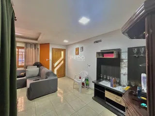 Sala de estar com sofá e decoração em um imóvel no Brasil.