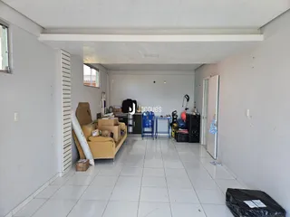 Vista interna de um corredor ou área comum de uma residência.