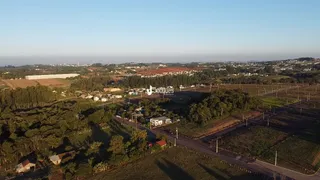 Vista aérea de uma área rural com campos e construções.