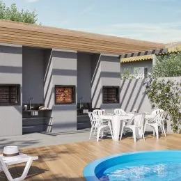 Foto da área externa com piscina e deck de madeira em Lajeado.