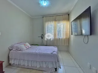 Quarto com cama e janela em um apartamento.