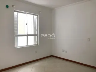 Vista interna de um cômodo com paredes brancas e piso de cerâmica.