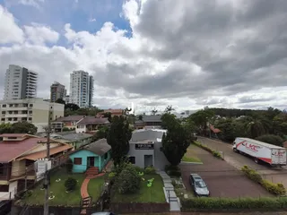 Vista aérea de uma residência com vizinhanças no entorno.