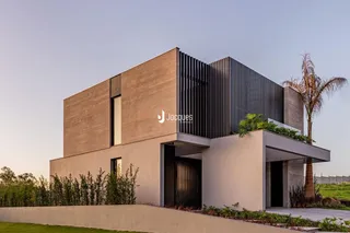 Fachada de uma casa moderna em Lajeado, Brasil.