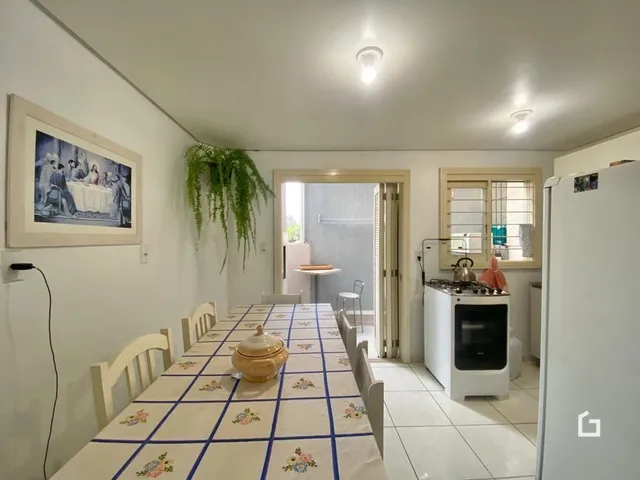 Foto de um quarto longo com cama e piso de cerâmica.