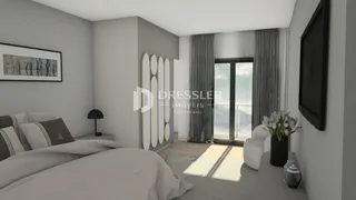 Quarto com cama e janela.