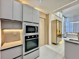 Cozinha moderna com armários brancos e eletrodomésticos em Lajeado.