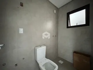 Foto da parede de um banheiro em uma propriedade.