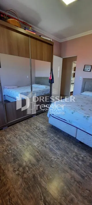 Foto de um quarto com armário e cama de madeira.