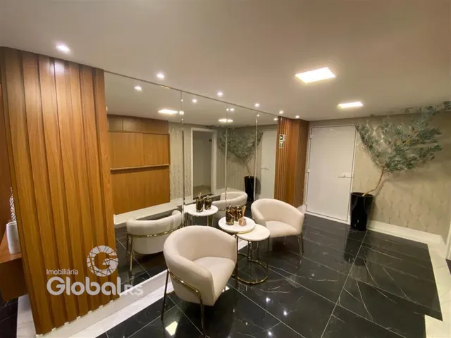 Sala de estar com paredes de madeira e piso de mármore escuro.