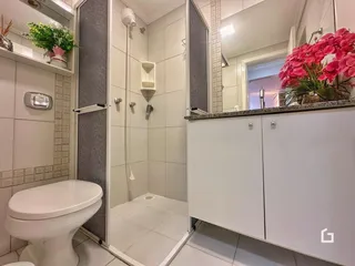 Banheiro com box e vaso sanitário.