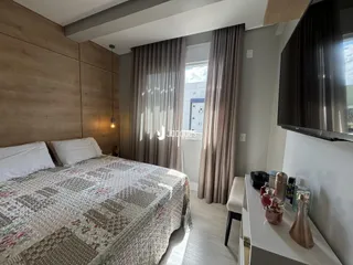 Quarto com cama e cortinas em um apartamento.