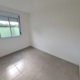 Foto de um cômodo interno com piso de cerâmica e janela.