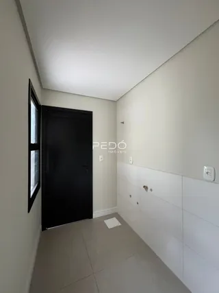 A foto mostra um corredor interno de uma residência.