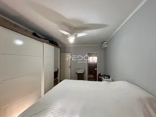 A foto mostra um quarto com cama e armário em uma residência.