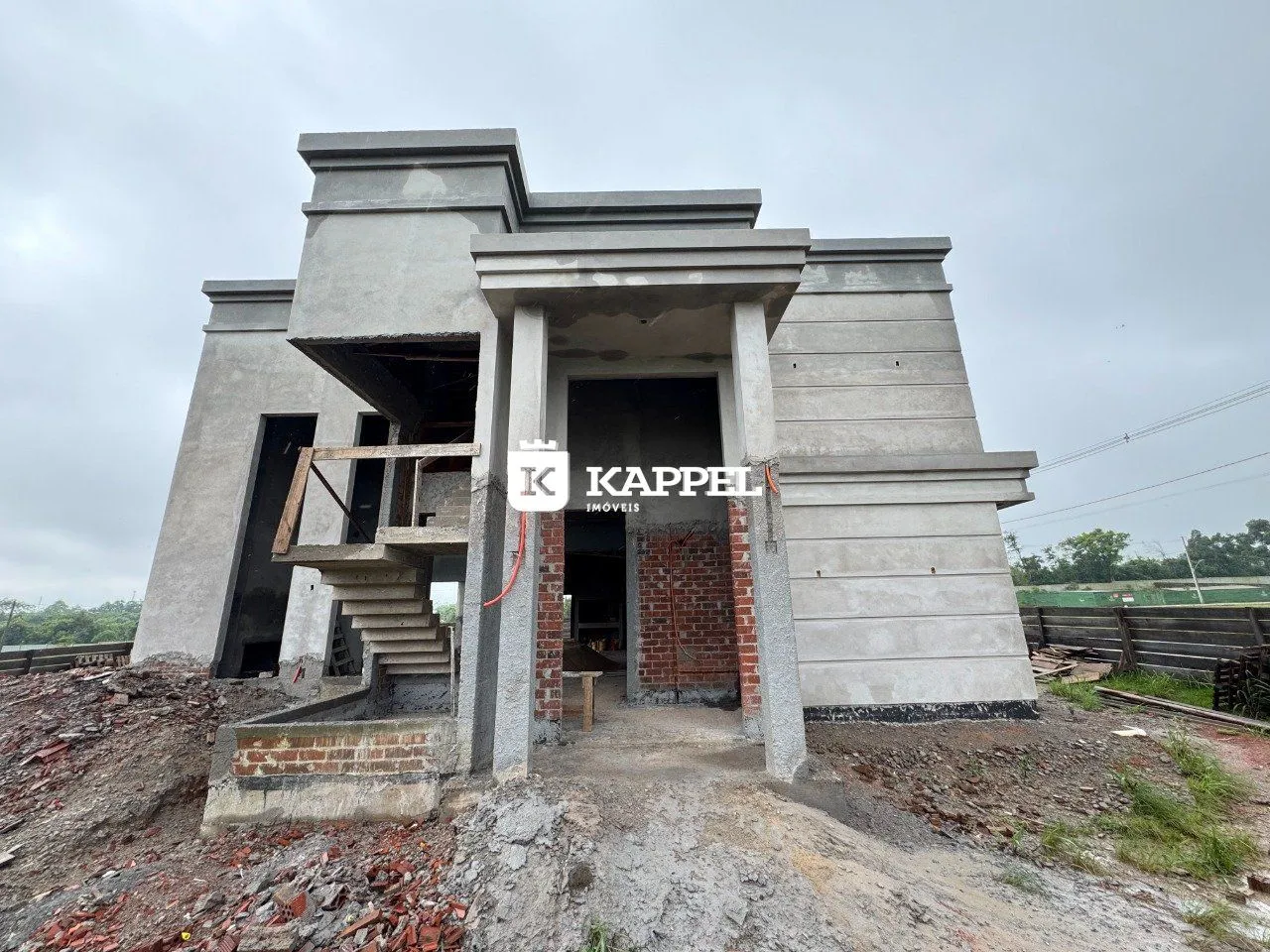 Fachada de uma construção residencial em estágio de obra.