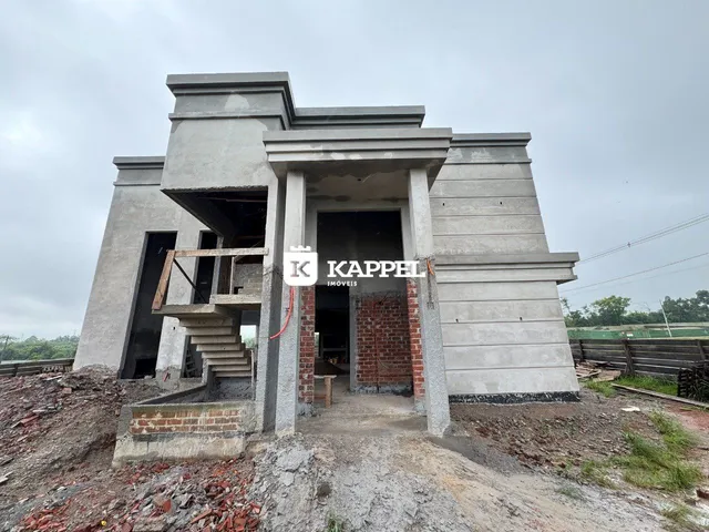Fachada de uma construção residencial em estágio de obra.