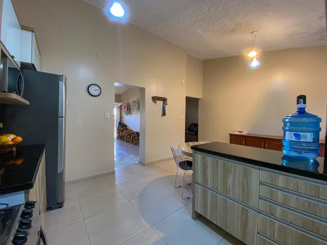 Foto de uma cozinha com bancada e geladeira em um imóvel no Brasil.