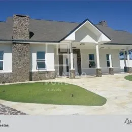 Fachada de uma casa em Lajeado, Brasil, com jardim frontal.